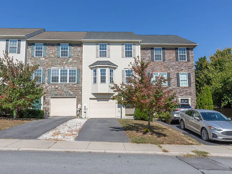 228 Morlatt Ln — Photo 2