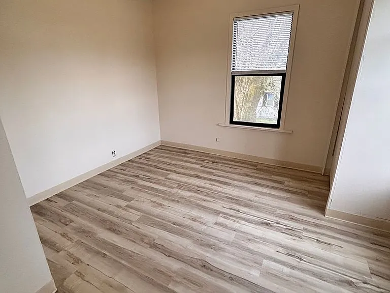 1129 E State St #1&2 — Photo 15