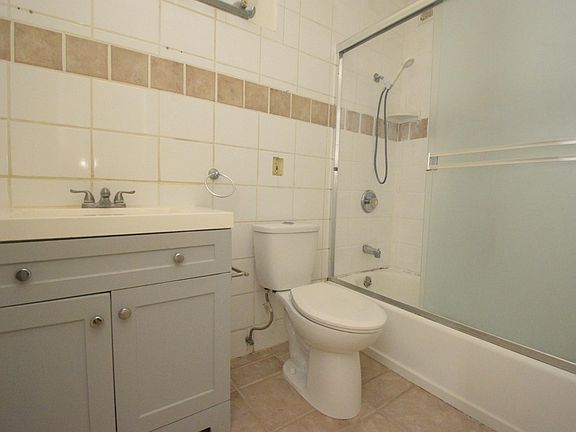 2ND BATHROOM WITH TILE SHOWER