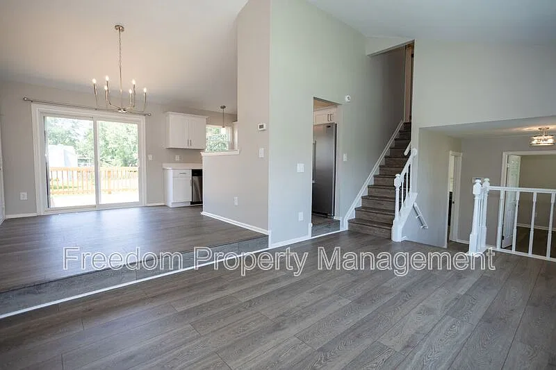 3 bed, 2.5 bath, 2564 sqft, $3,117 — Photo 4