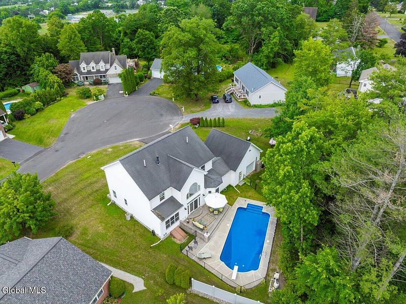 3rd image of 14 Maplecrest Drive