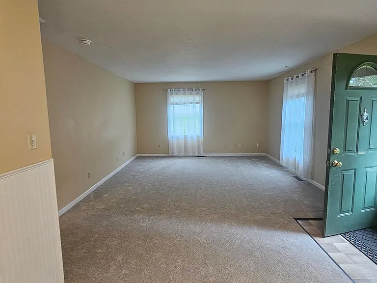 491 Westgate Dr — Photo 4
