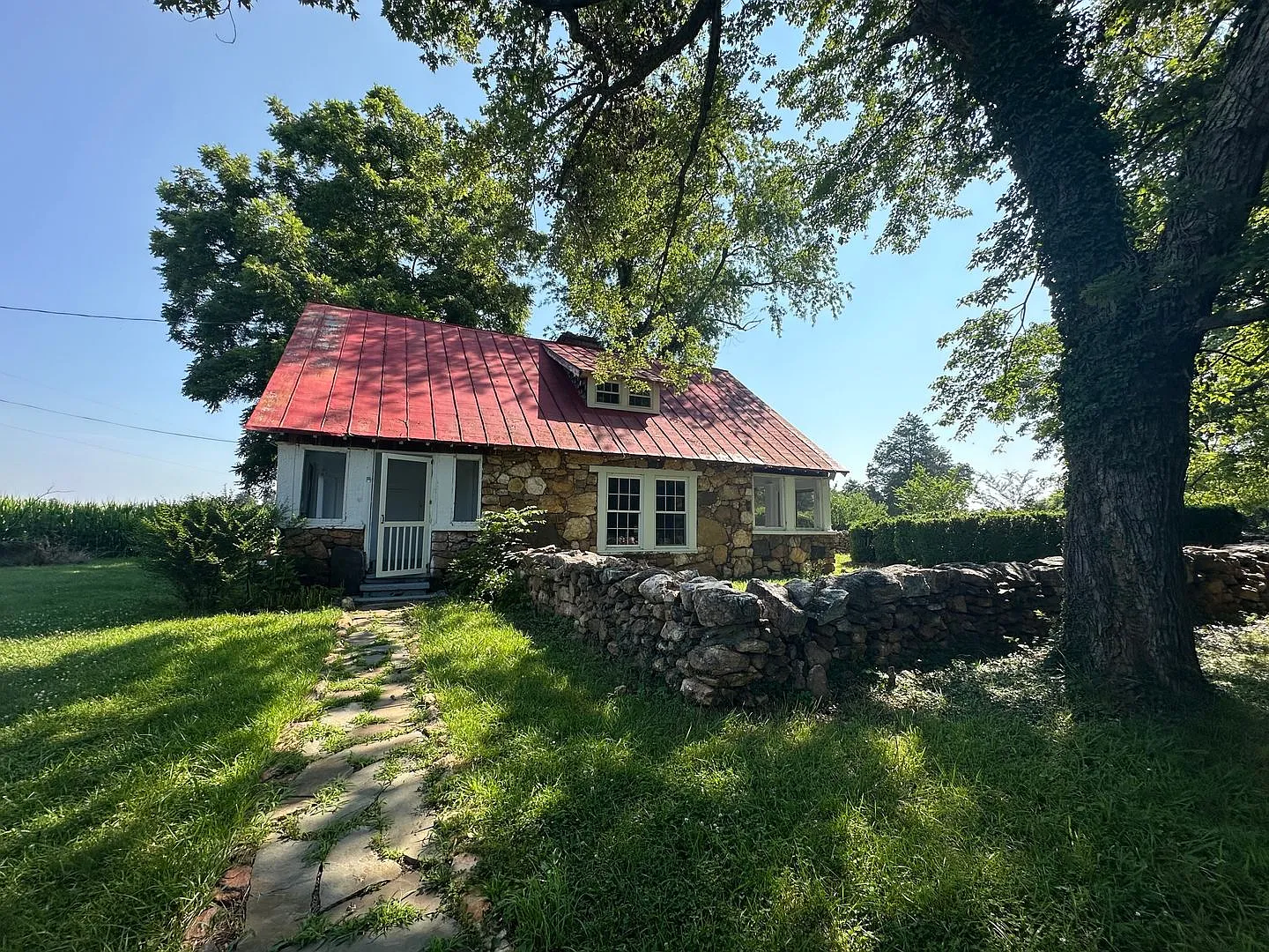 Charming 4 Bedroom House in Bedford — Photo 1