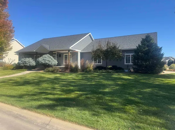 5402 Randolph Cir, Hastings, NE 68901
