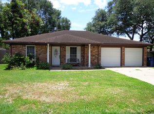 3 Travis Ct, Angleton, TX 77515