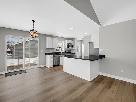 3rd image of 224 N La Salle Ave