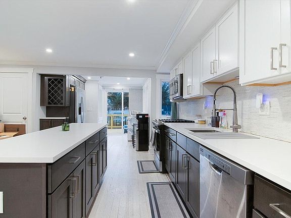 4th image of 113 Sanford St
