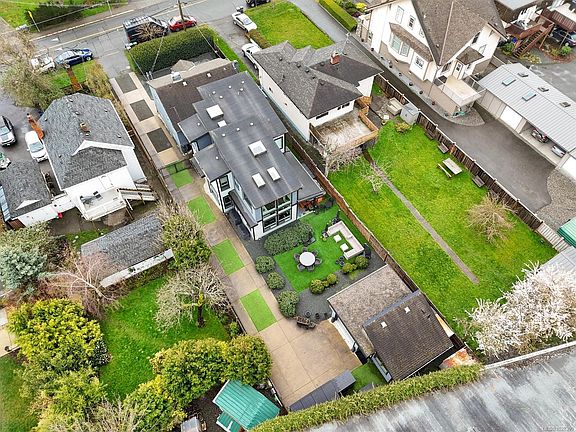 4th image of 838 Old Esquimalt Rd