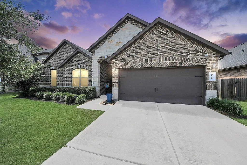 4 bed, 3.0 bath, 2587 sqft, $3,500 — Photo 1