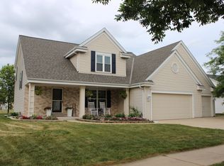 3537 Rivers Crossing Dr, Waukesha, WI 53189