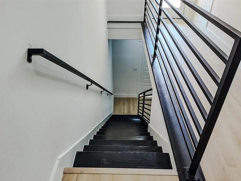 819 N Loop — Photo 48