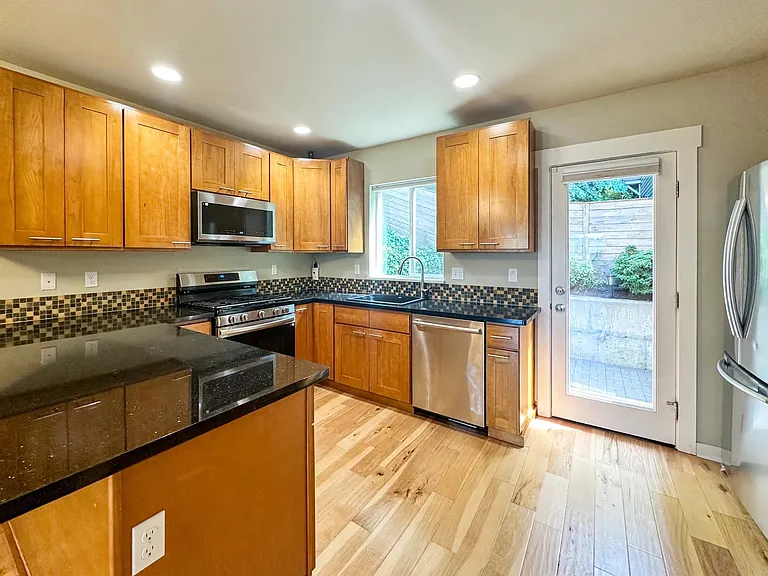 15 W Florentia St — Photo 9