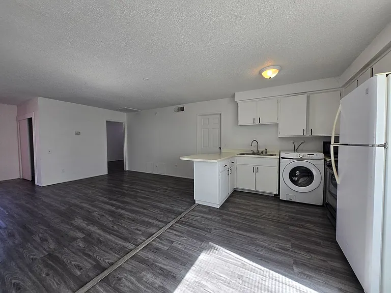 2937 Stewart Ave — Photo 3
