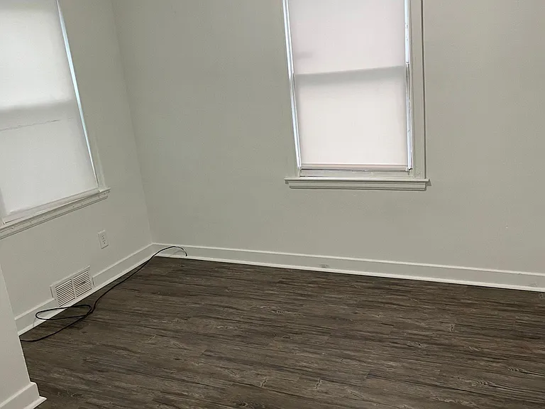 1366 Jennings Ave — Photo 11