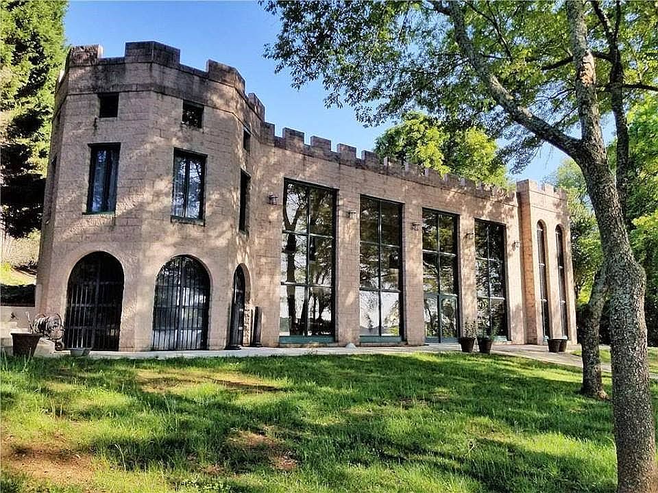 Lake can side of house