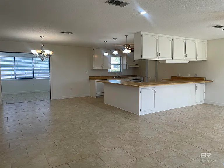 1303 N Cedar St — Photo 2
