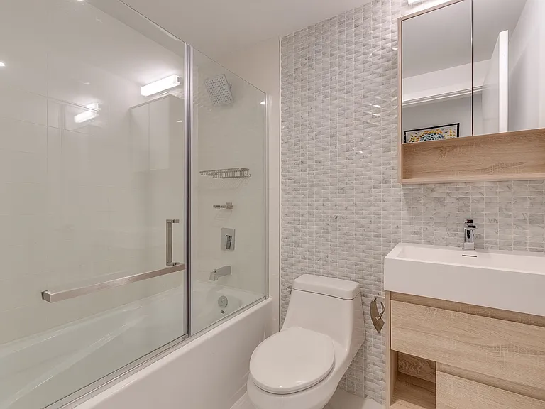 1425 Haro St #107 — Photo 11