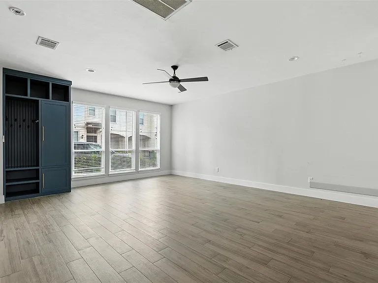 2020 Bailey St — Photo 4