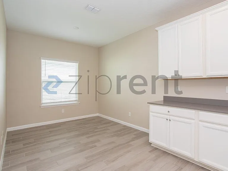 2116 Amberly Dr — Photo 14