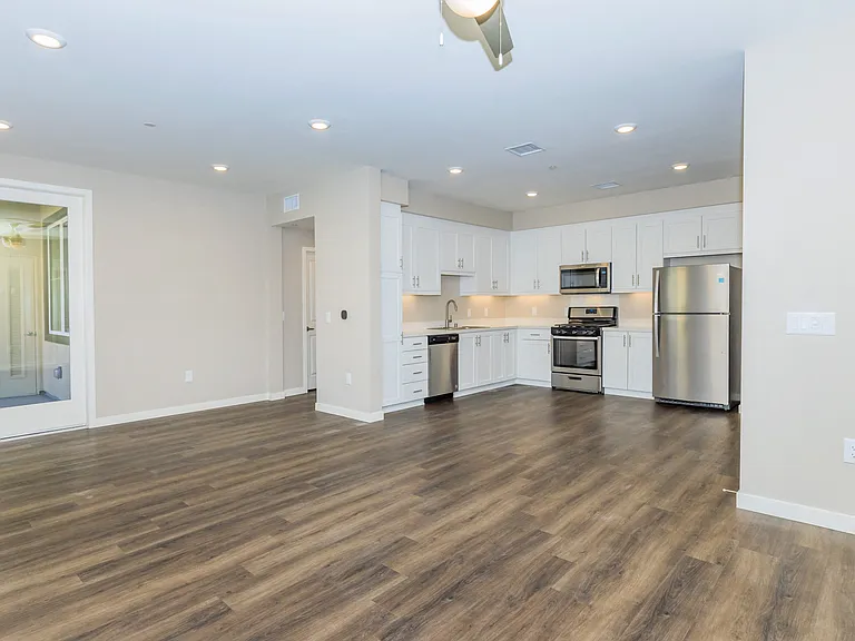 Los Alamitos Luxury Apartments — Photo 38