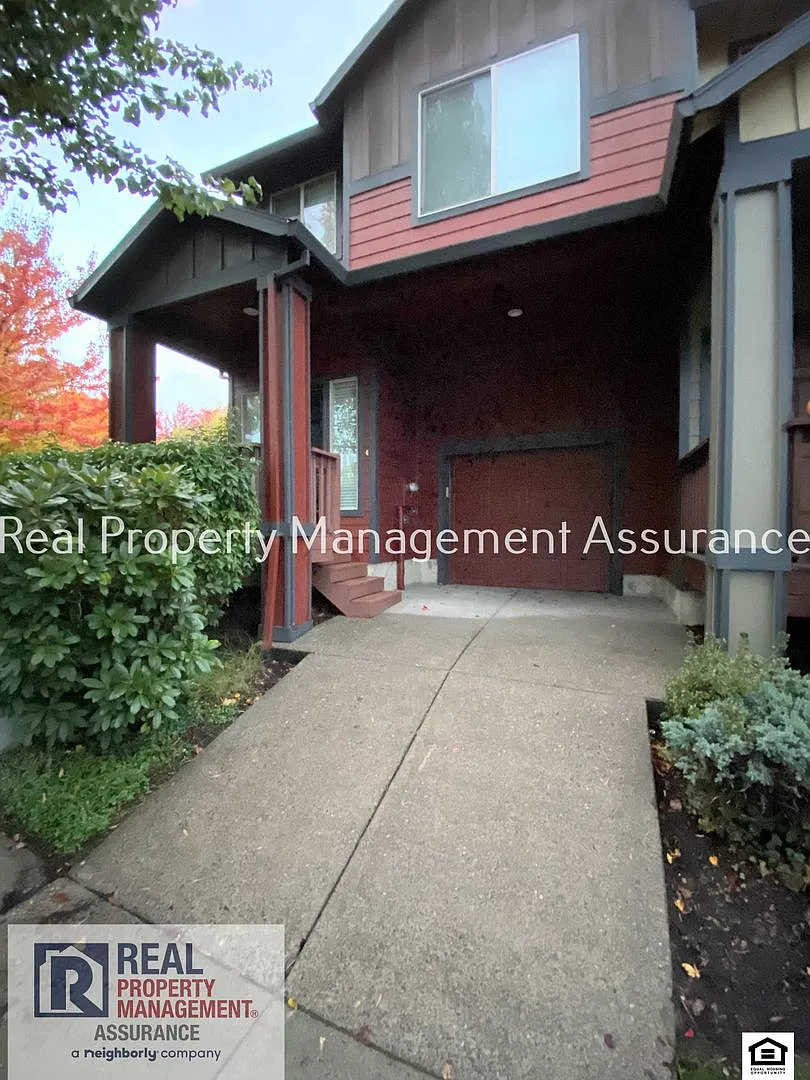 Spacious 3-Bedroom Beaverton Home with Gas Fireplace, Fenced Yard & Garage — Photo 1