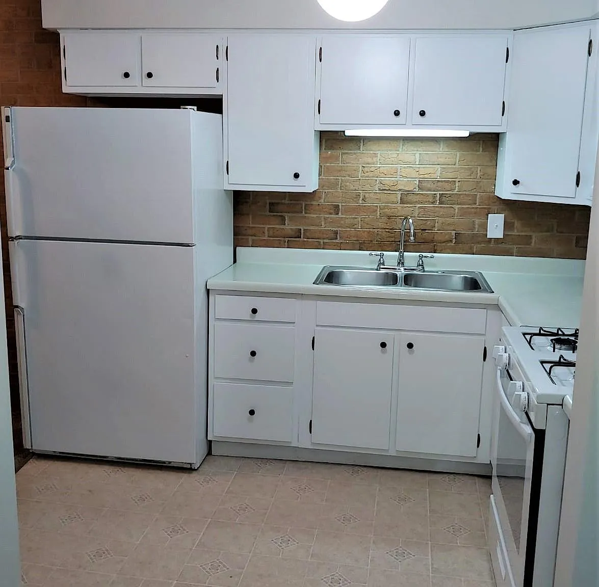 2 bed, 1000 sqft, $1,740 — Photo 2