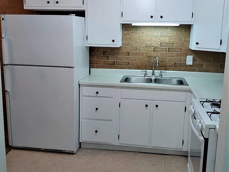 2099 Vernon Dr #2 — Photo 2