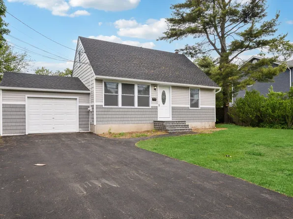 17 21st Avenue, Bay Shore, NY 11706