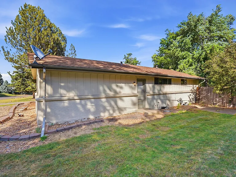 3260 E Maplewood Ave — Photo 43
