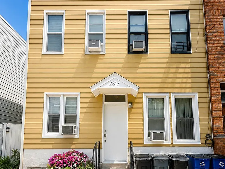 23-17 38th St #1R — Photo 1