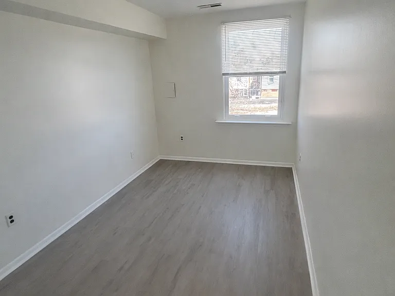 611 Roxborough Ave — Photo 5