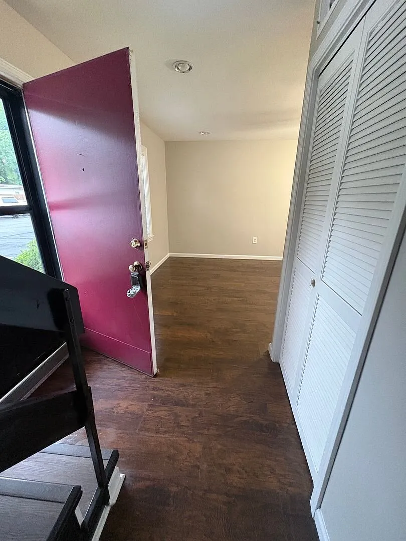 Lovely 3 bedroom Town Home with Fresh Paint and New Flooring Upstairs!! East North Street Area — Photo 3