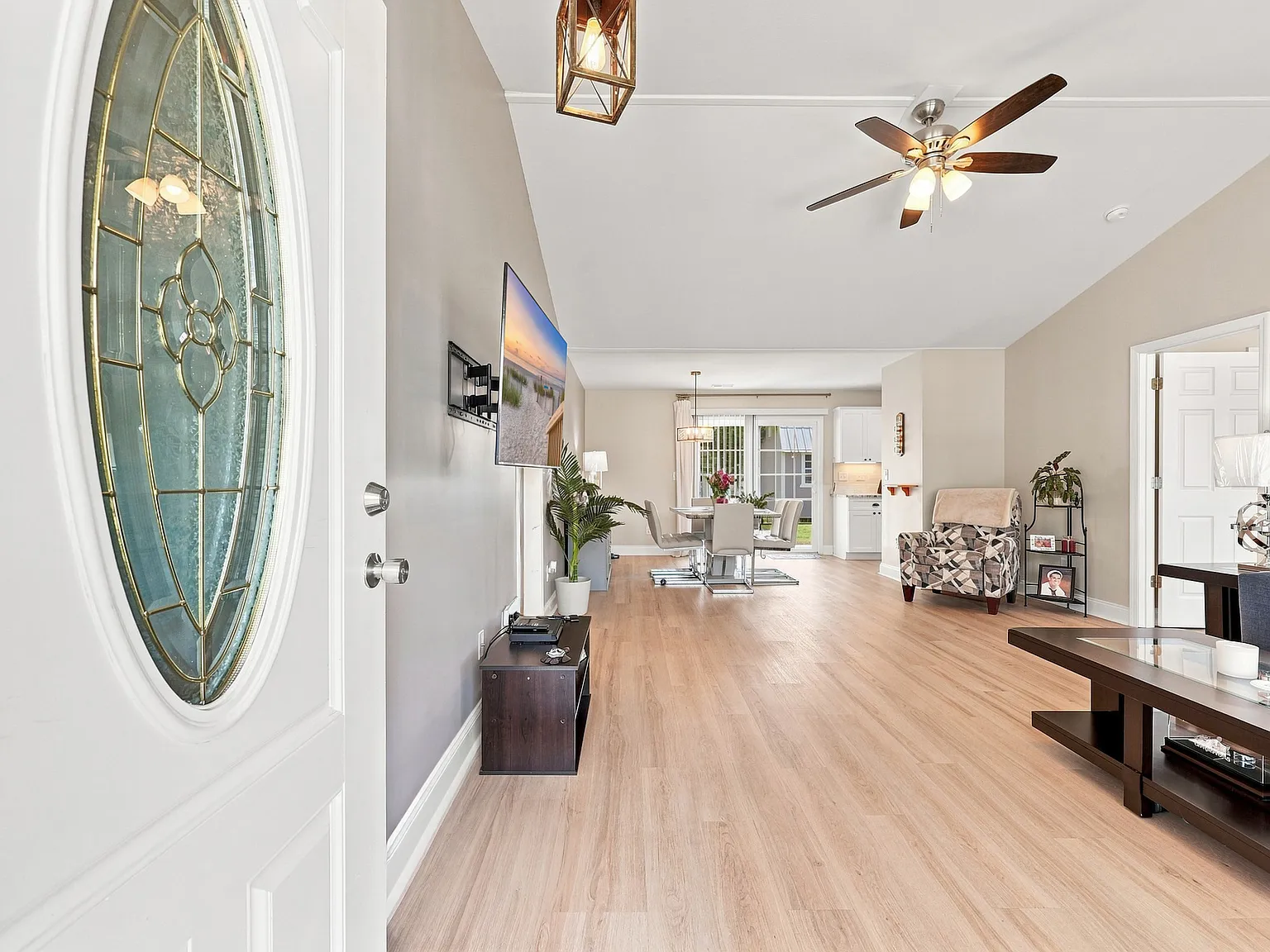3 bed, 1375 sqft, $1,950 — Photo 2