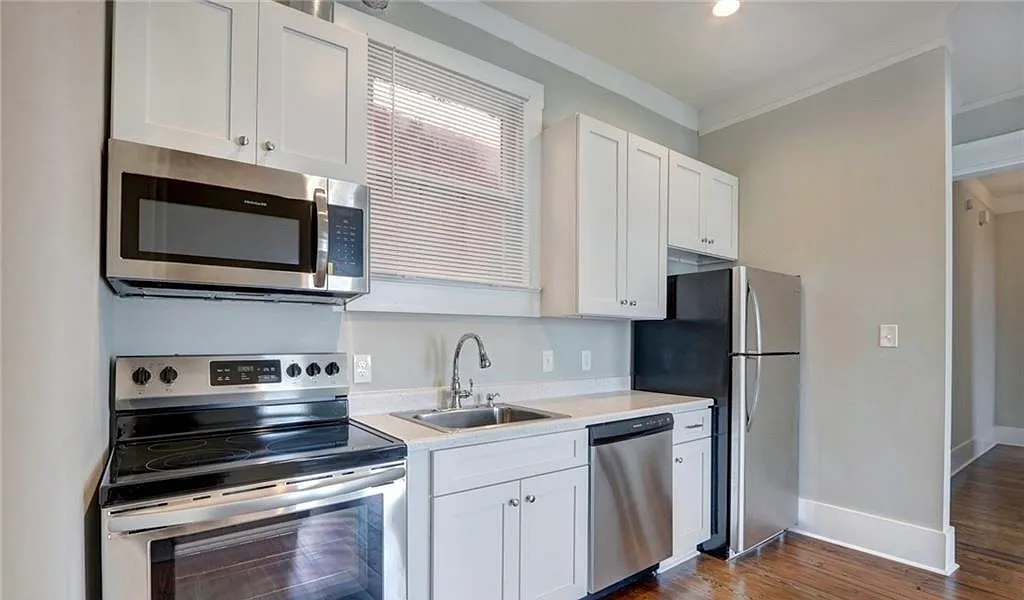 541 E Henry St — Photo 2