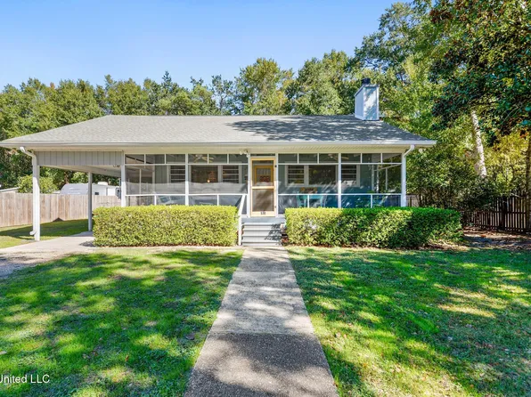 530 Meadow Ln, Waveland, MS 39576