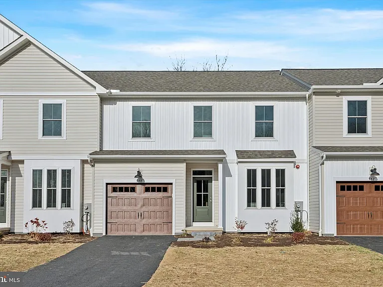 118 Silversmith Rd — Photo 1