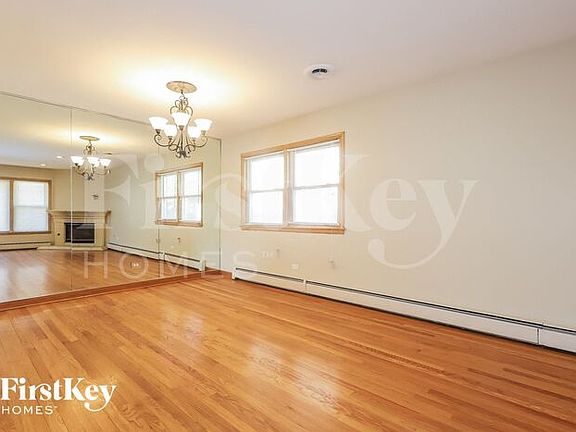 4th image of 3022 Sunnyside Ave