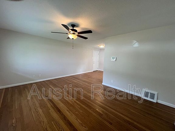 5th image of 1050 Wycomb Dr