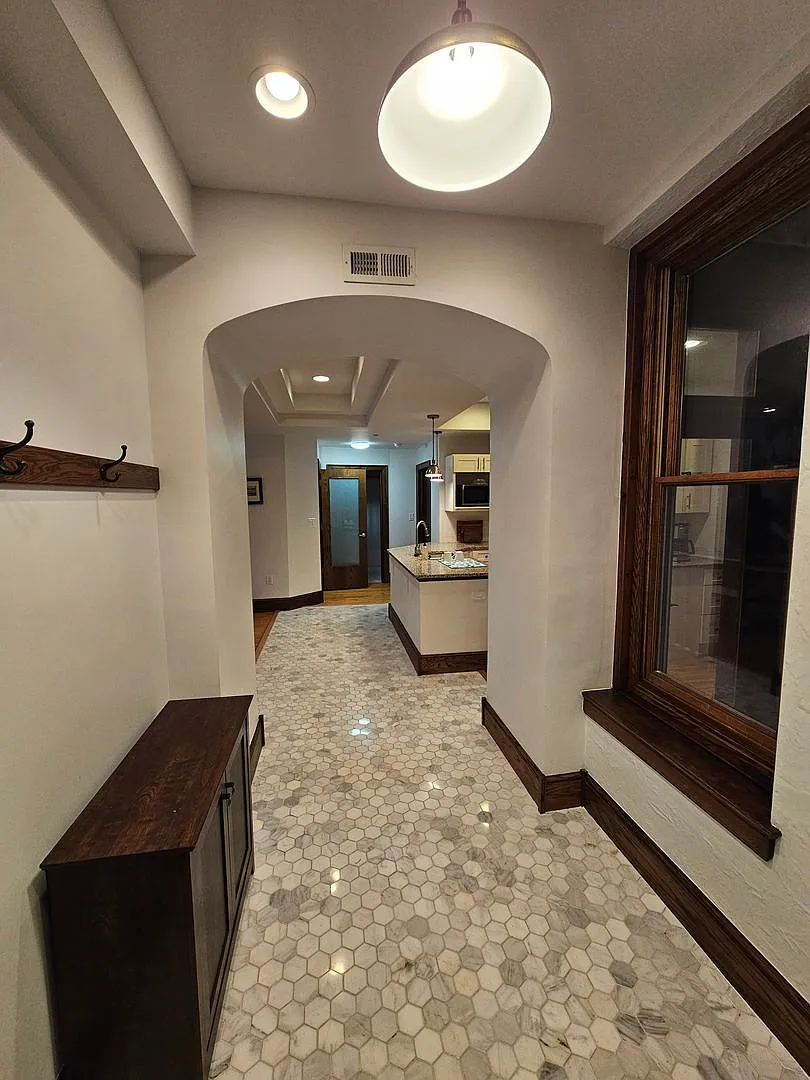 Fully Furnished Public Square Apartment — Photo 2