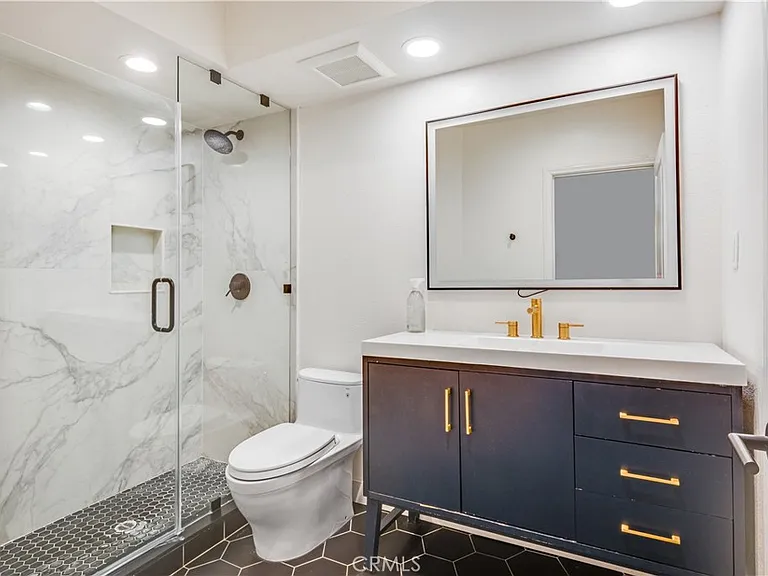 984 Granville Ave — Photo 11