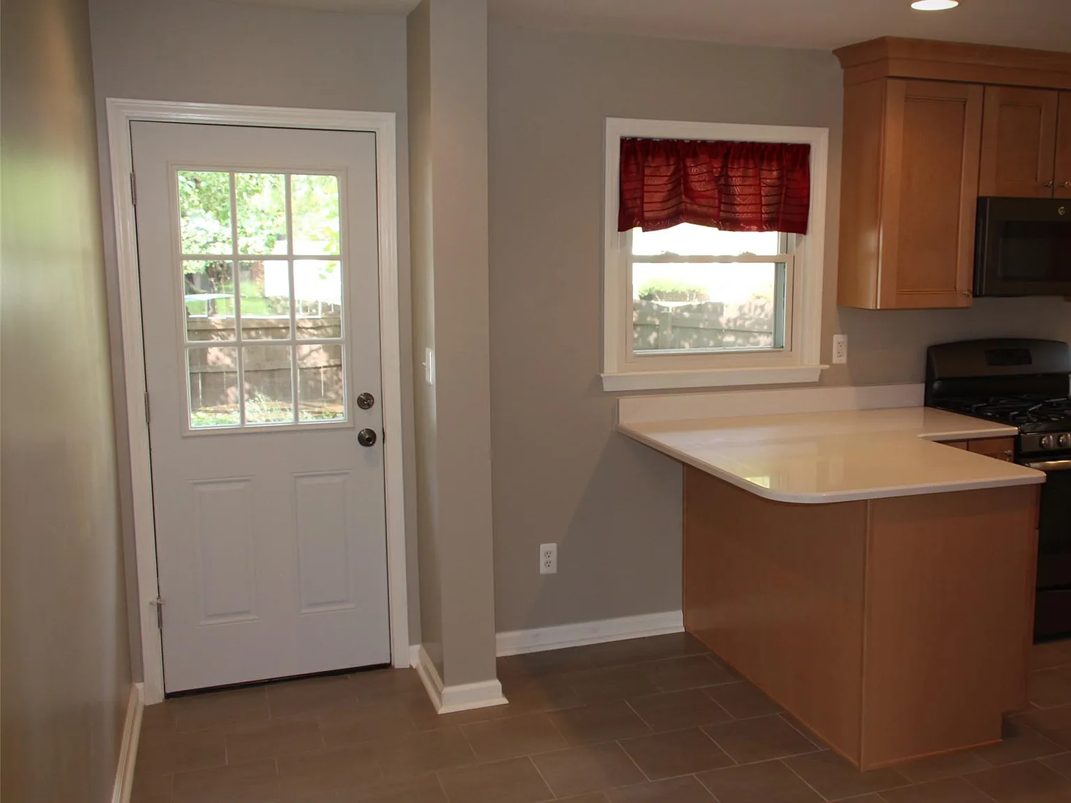 3 bed, 2.0 bath, 1583 sqft, $3,250 — Photo 3