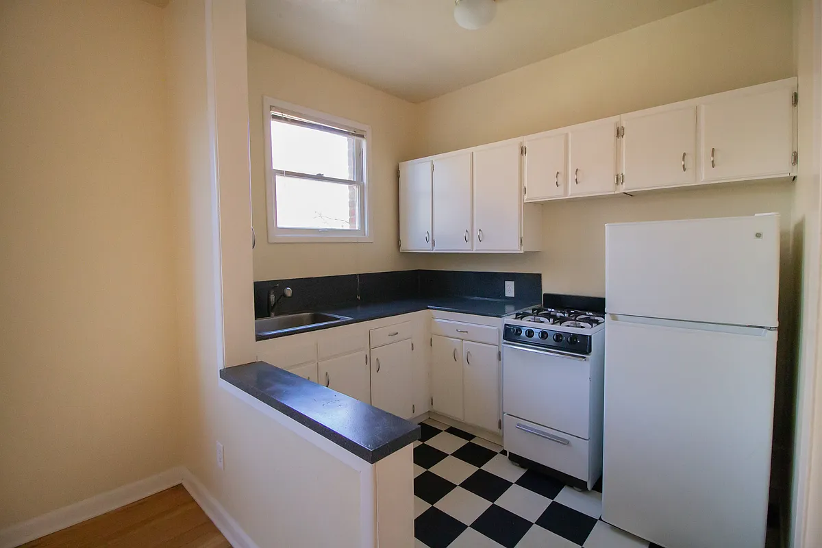 Kitchen - 915 NW 20th Ave