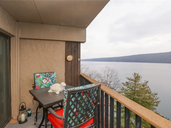 37 Cliffside Dr, Canandaigua, NY 14424