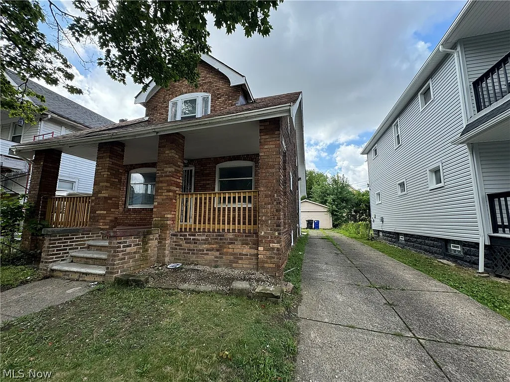 14116 Kingsford Ave photo 1