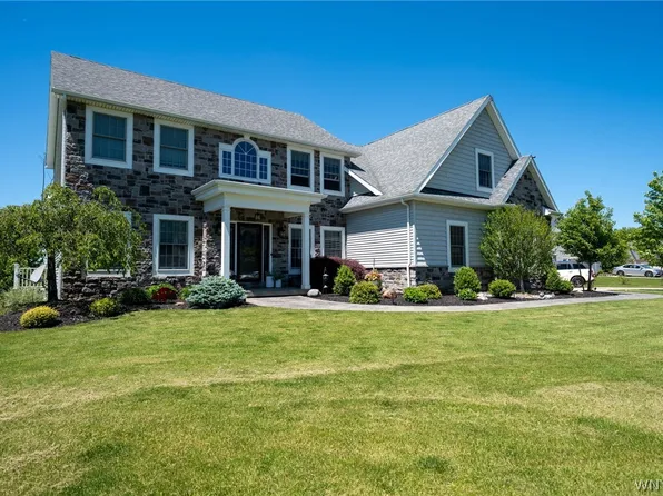 5670 Meadowglen Dr, Clarence Center, NY 14032