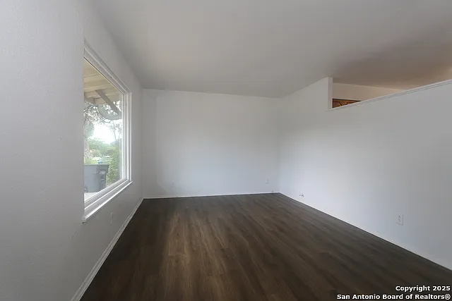 3 bed, 1.0 bath, 968 sqft, $1,100 — Photo 4