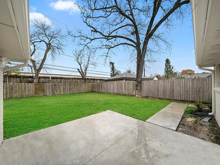 1807 Shadow Bend Dr — Photo 23