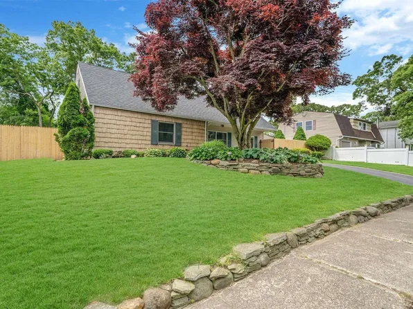 44 Oneida Avenue, Selden, NY 11784