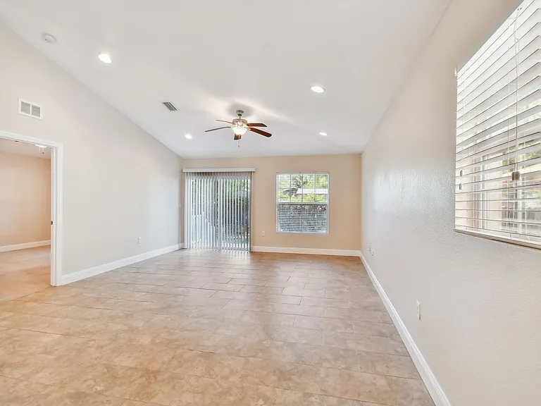 2321 W Beach St — Photo 15