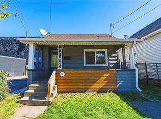 24 Rowanwood St, Hamilton, ON L8L 7H3